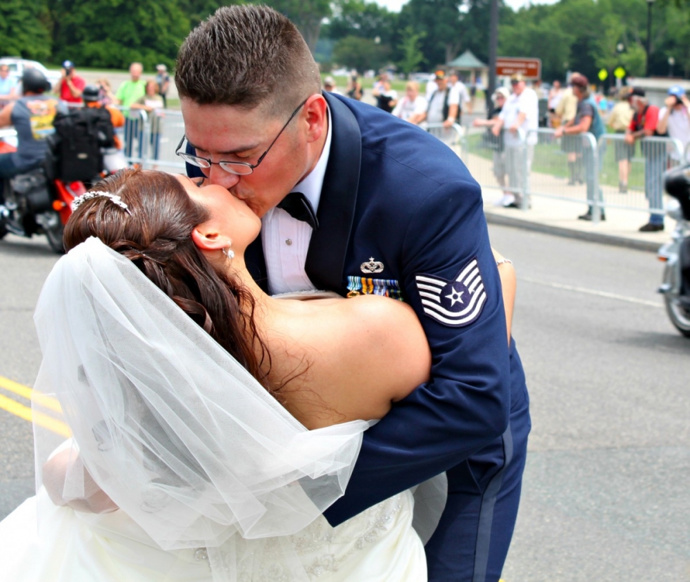 Rolling-Thunder-Washington-D.C.-2011-couple-kissing