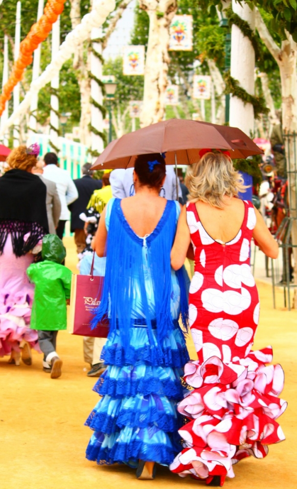 Sevilla-Feria-de-Abril-2012-rain-traditional-clothes-women