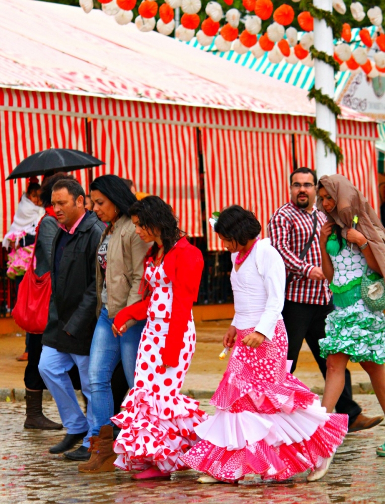 Sevilla-Feria-de-Abril-2012-rain-traditional-clothing-girls