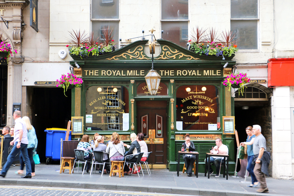 the-royal-mile-edinburgh-scotland